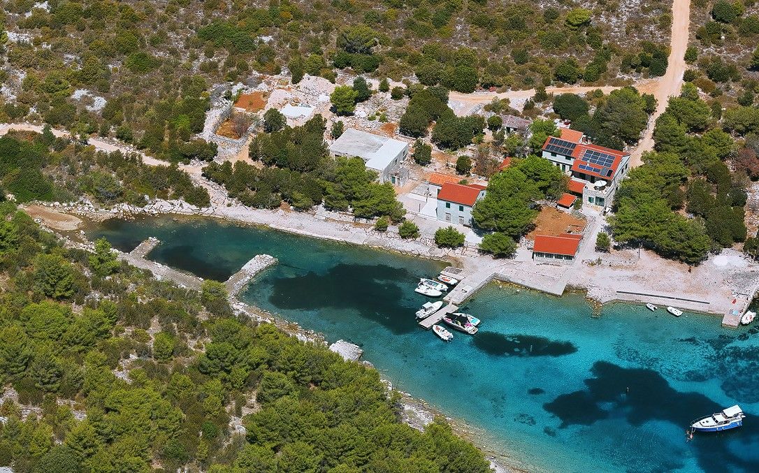 Najudaljeniji Otok šibenskog Arhipelaga Napokon Dobio Trgovinu Koja ...