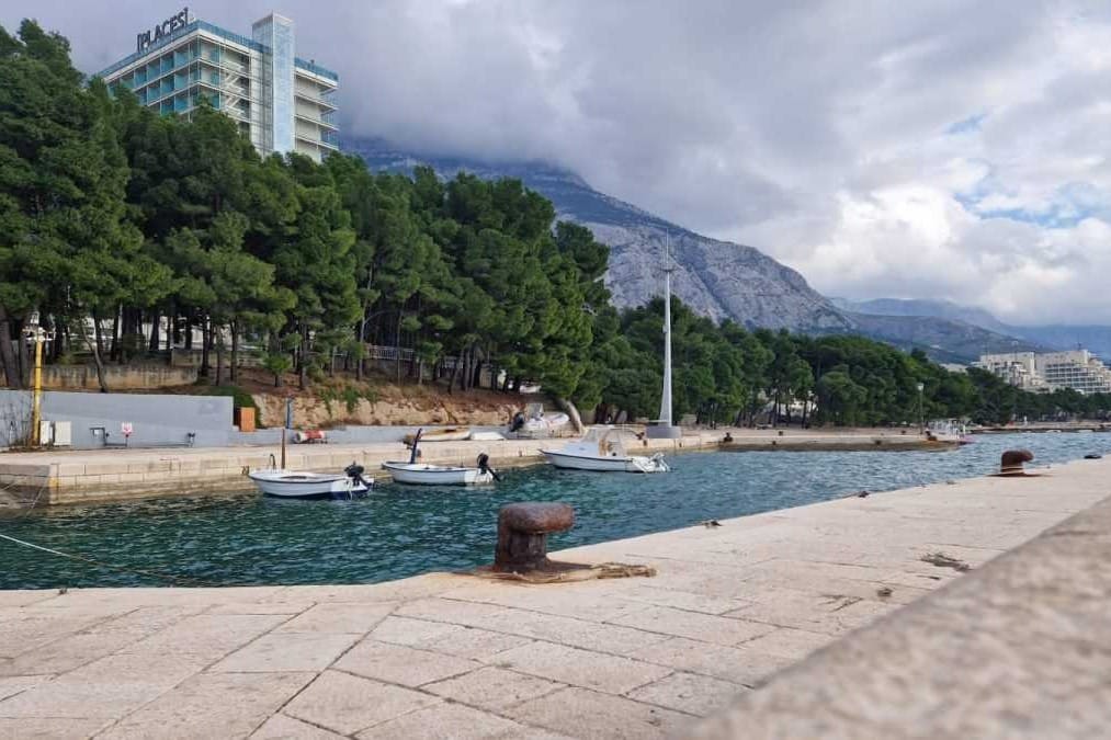 Pomorsko dobro ispred makarskog hotela “Dalmacija” ide Imperial Rivieri. Grad postavio ove uvjete